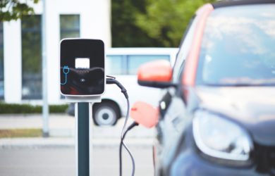 Elektro-Auto lädt an einer Ladesäule