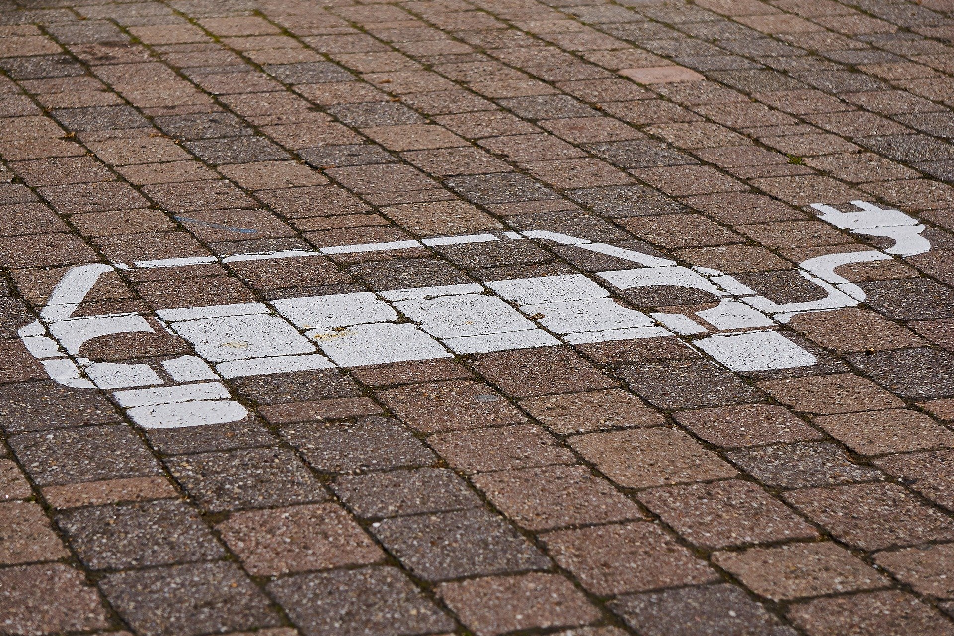 Parkplatz für Elektrowagen mit Ladesymbol