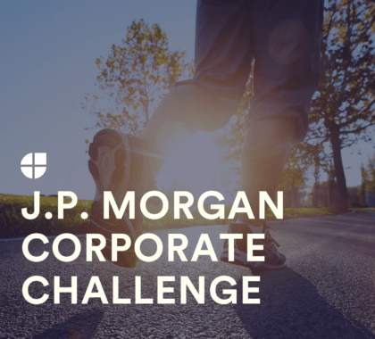 Läuferin oder Läufer von hinten auf sonniger Straße beim J.P. Morgan Corporate Challenge