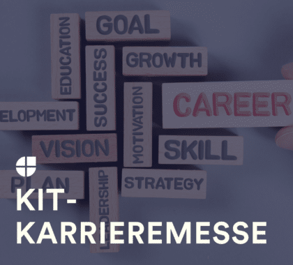 Holzklötze mit Begriffen wie „Goal“, „Growth“, „Skill“ und „Career“, symbolisch für Karriereentwicklung und Orientierung auf der KIT-Karrieremesse