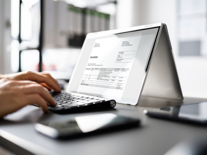 Digitale Bearbeitung und Prüfung von Rechnungen in einer modernen Arbeitsumgebung, symbolisch für effiziente Prozesse, Automatisierung und transparente Finanzabläufe