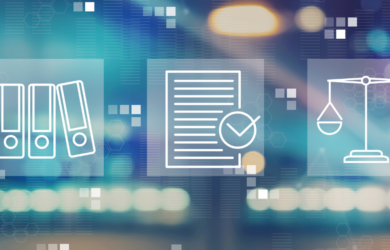 Abstrakte Symbole für Akten, Dokumente und Recht vor digitalem Hintergrund, symbolisch für strukturiertes Informationsmanagement, Compliance und regulatorische Sicherheit.