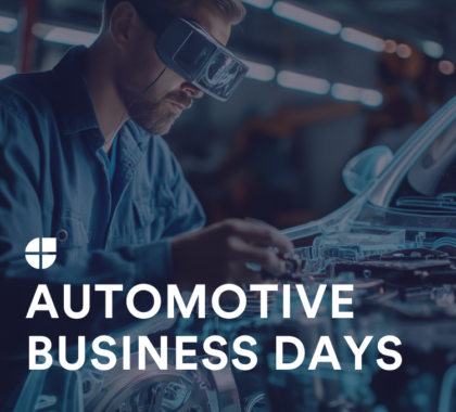 Ein Ingenieur arbeitet mit moderner AR-Technologie am Fahrzeug, symbolisch für Innovation, Digitalisierung und Zukunft der Automobilindustrie.