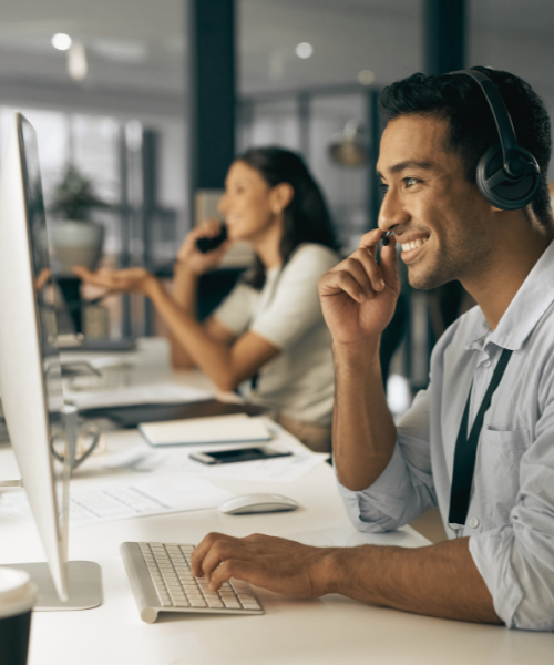Eine moderne Service-Arbeitsumgebung mit digitaler Kundenkommunikation im Fokus, symbolisch für integriertes Customer Experience Management