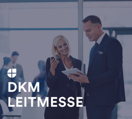 Zwei Business-Personen im Gespräch mit Tablet, symbolisch für Wissenstransfer auf Fachmessen