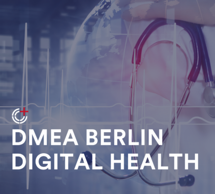 Eine medizinische Szene mit Stethoskop und digitaler Weltkarte, symbolisch für digitale Gesundheitslösungen
