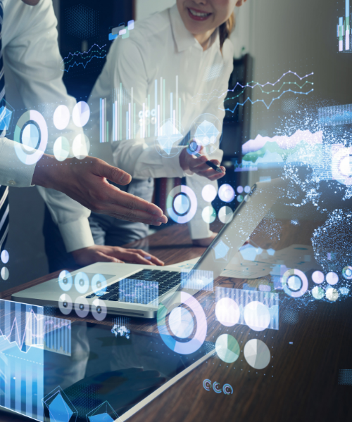 Mehrere Personen diskutieren Daten und Visualisierungen an digitalen Endgeräten, symbolisch für Data Driven Sales