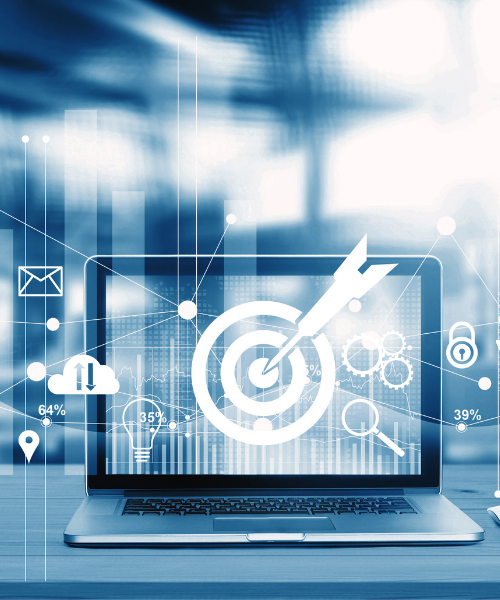 Ein Laptop mit Zielscheibe und vernetzten Kennzahlen, symbolisch für zielgerichtetes Digital Marketing