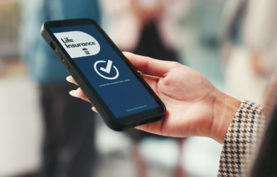 Smartphone mit Lebensversicherungs-App, symbolisch für digitale Versicherungsservices.