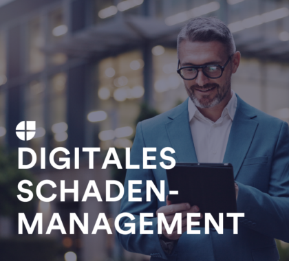 Ein Geschäftsmann nutzt ein Tablet in moderner Umgebung zur digitalen Bearbeitung von Informationen, symbolisch für digitales Schadenmanagement