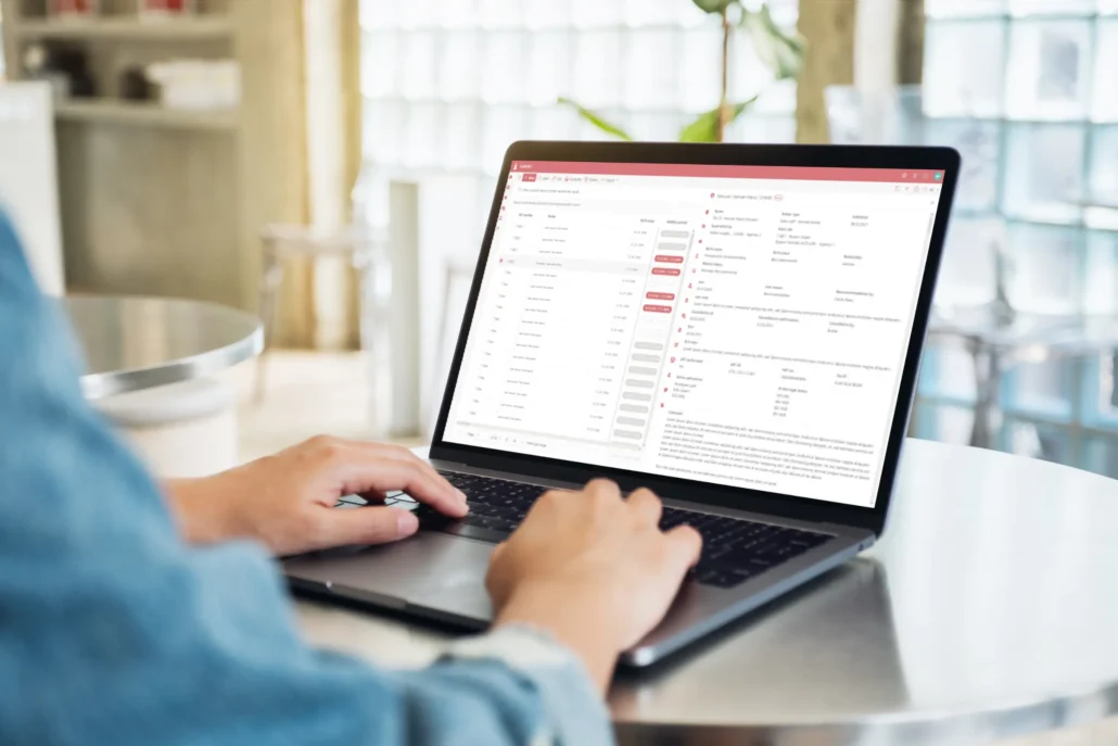 Eine Person arbeitet mit einer übersichtlichen Software-Oberfläche am Laptop, symbolisch für effiziente, digitale Prozess- und Datenverwaltung