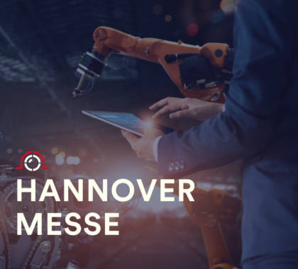 Eine Person steuert einen Industrieroboter per Tablet, symbolisch für Industrie 4.0.