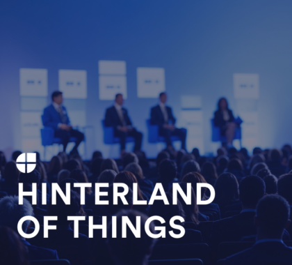 Ein Panel spricht vor großem Publikum auf einer Konferenzbühne, symbolisch für technologische Zukunftsthemen