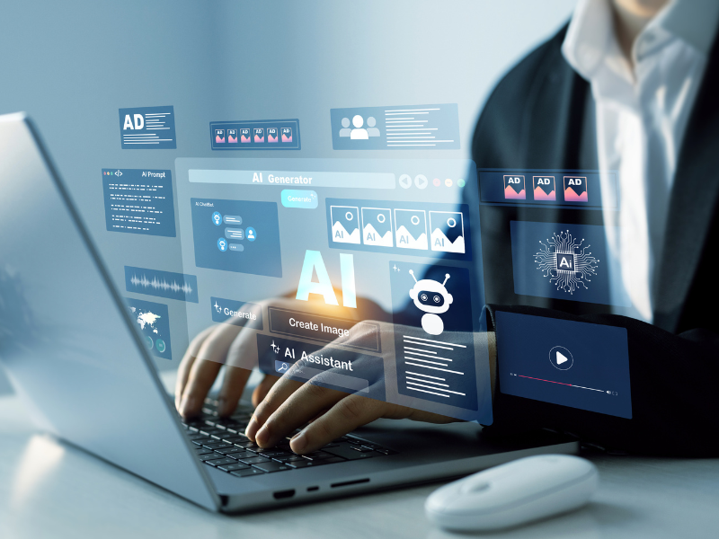 Person arbeitet am Laptop mit KI-Oberfläche, symbolisch für KI Plattform