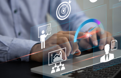 Eine Person arbeitet datenbasiert am Laptop mit digitalen Kennzahlen und Zielen, symbolisch für Prozessoptimierung