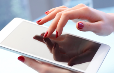 Hand tippt auf Tablet, symbolisch für digitale Plattform