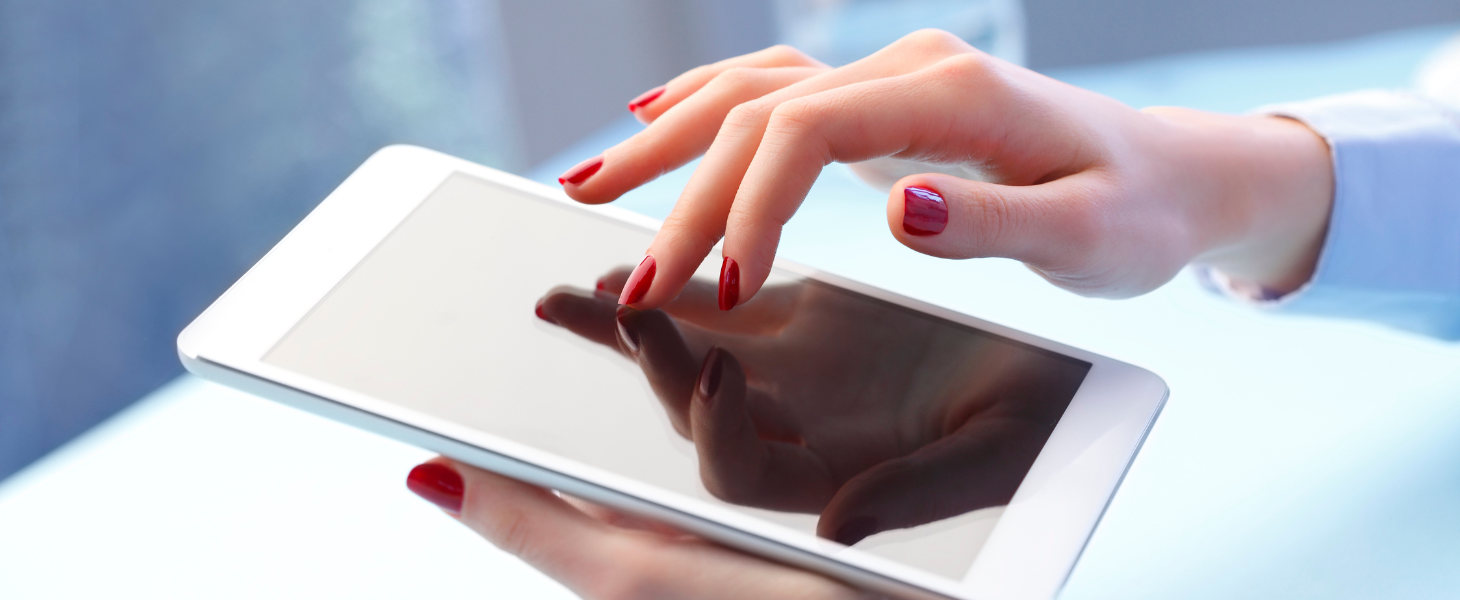 Hand tippt auf Tablet, symbolisch für digitale Plattform