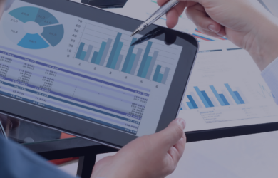 Analyse von Diagrammen auf Tablet, symbolisch für datenbasierte Entscheidungsfindung.