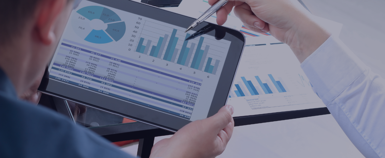 Analyse von Diagrammen auf Tablet, symbolisch für datenbasierte Entscheidungsfindung.