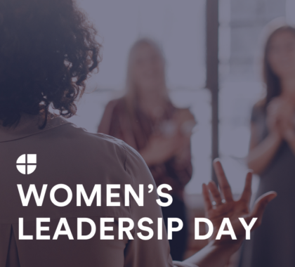 Eine Frau spricht vor anderen Teilnehmenden in inspirierender Atmosphäre, symbolisch für Female Empowerment und Women's Leadership