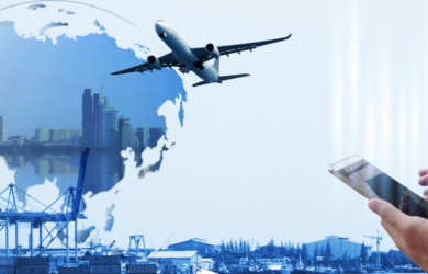 Ein Flugzeug, Hafeninfrastruktur und Weltkugel, symbolisch für Zoll- und Exportkontrollsysteme