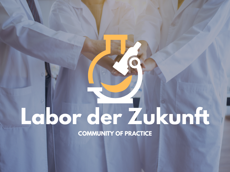 Laborpersonal legt Hände zusammen mit Labor-Icon – symbolisch für Zusammenarbeit und Innovation im Labor der Zukunft