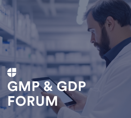 Pharma-Mitarbeiter prüft Daten auf Tablet im Lager – symbolisch für GMP- und GDP-konforme Qualitätsprozesse