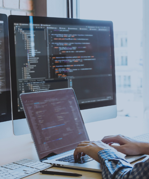 Mann programmiert am Laptop, symbolisch für Software-Entwicklung