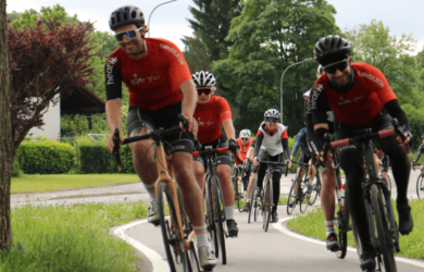 Gruppe von Fahrradfahrern, symbolisch für Tour Eucor
