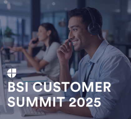 Mitarbeiter mit Headset im modernen Kundenservice-Büro – steht für professionellen Support, Kundennähe und Servicequalität beim BSI Customer Summit 2025.