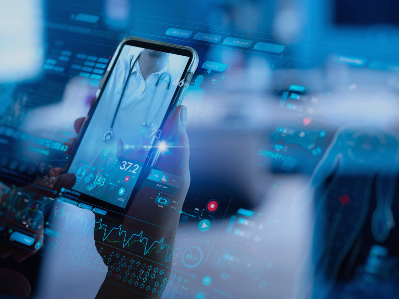 Digitale Gesundheitsanwendung auf dem Smartphone mit medizinischen Daten und Vitalwerten – symbolisiert digitale Transformation, vernetzte IT-Systeme und datengetriebene Prozesse im Gesundheitswesen.