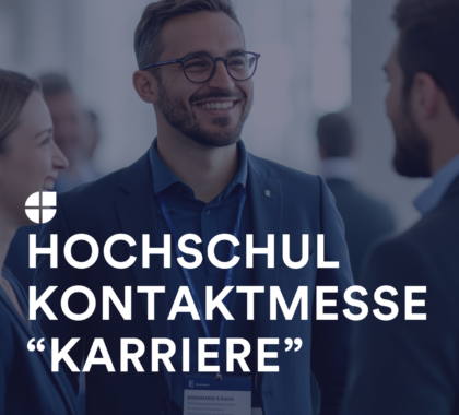 Mann unterhält sich lächelnd mit anderen Personen, symbolisch für Hochschulkontaktmesse Karriere Worms