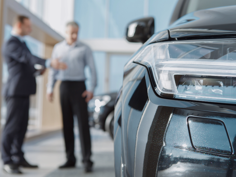Autoberater und Kunde im Autohaus, symbolisch für Automobilbranche
