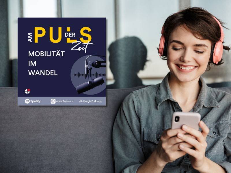 Frau sitzt mit Kopfhörern am Handy und hört den Podcast Am Puls der Zeit