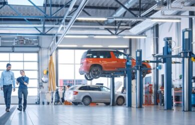 Autowerkstatt mit zwei Mitarbeitern, symbolisch für Werkstattmanagement für KFZ Versicherer