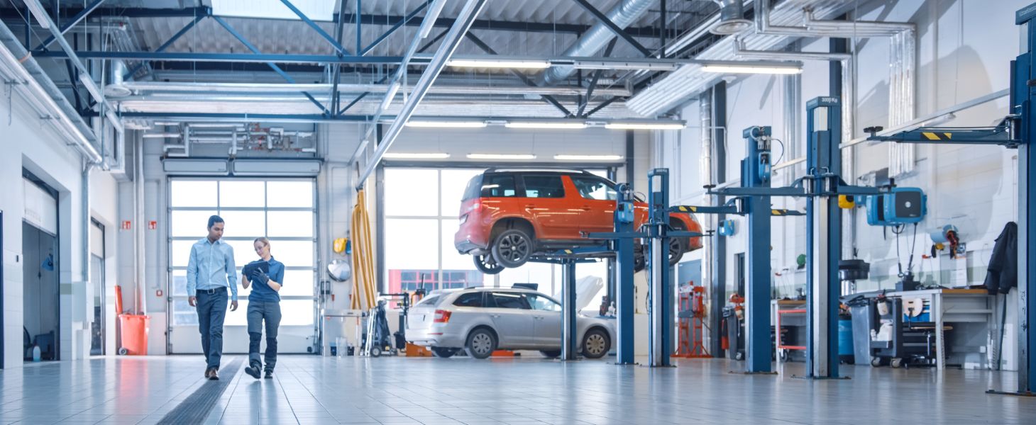 Autowerkstatt mit zwei Mitarbeitern, symbolisch für Werkstattmanagement für KFZ Versicherer