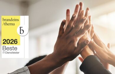Mehrere Hände treffen sich zu einem High-Five mit Auszeichnung, symbolisch für Consileons Erfolg zum Beste IT-Dienstleister 2026