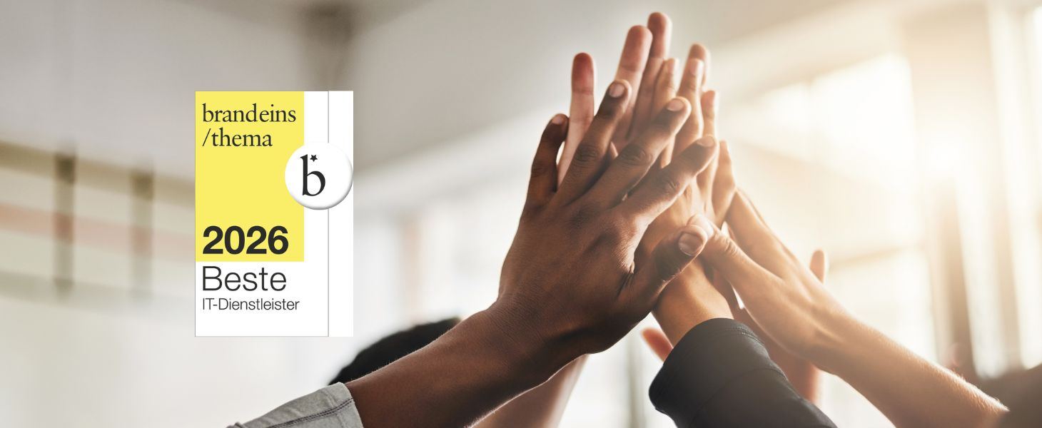 Mehrere Hände treffen sich zu einem High-Five mit Auszeichnung, symbolisch für Consileons Erfolg zum Beste IT-Dienstleister 2026