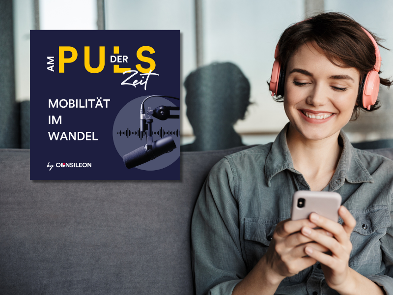 Frau mit Kopfhörern auf und Handy in der Hand, die sich Podcast Podcats Am Puls der Zeit anhört