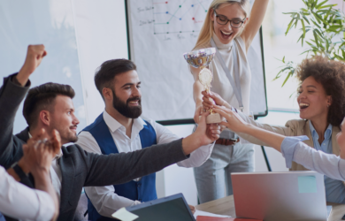 Kollegen feiern im Büro mit einem Pokal, symbolisch für Consileons Sieg zum Besten Berater Mittelstand 2025