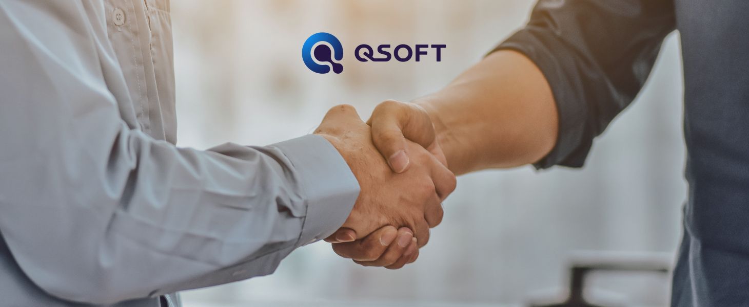 Handschlag zwischen 2 Kollegen, symbolisch für Q-SOFT GmbH wird Teil der Consileon-Gruppe