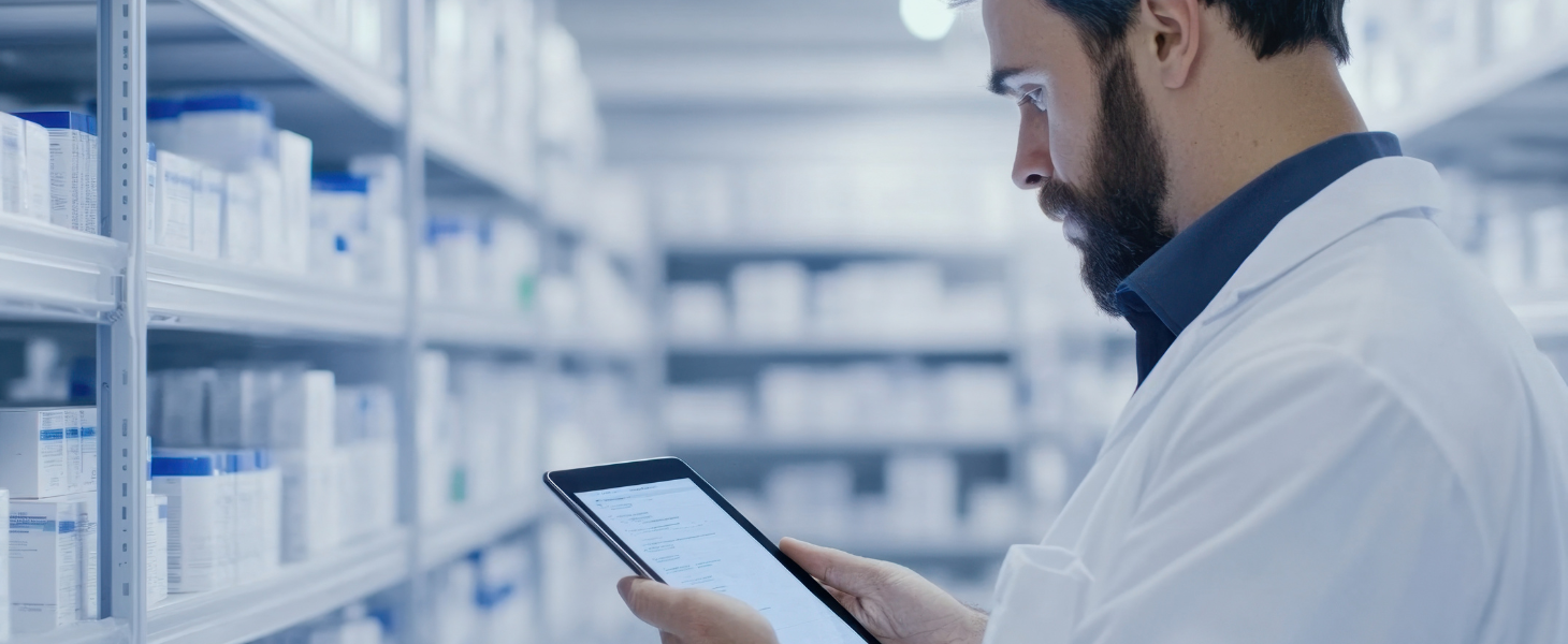 Medizinisches personal mit Tablet im Medikamentenlager, symbolisch für KI für mehr Effizienz in Pharma-Audits