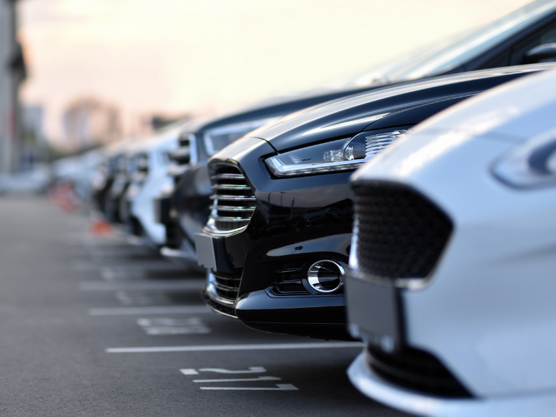 Autos auf Parkplatz, symbolisch für CRM für Autobanken