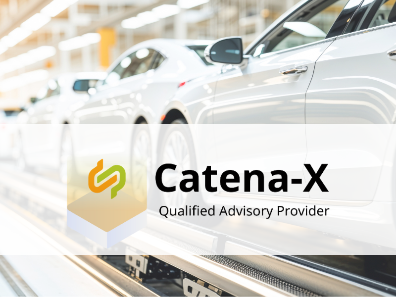 Fahrzeuge stehen auf einem Montageband, symbolisch für Catena-X