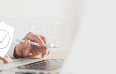 Hand die am Laptop arbeitet mit IT-Symbolen, symbolisch für