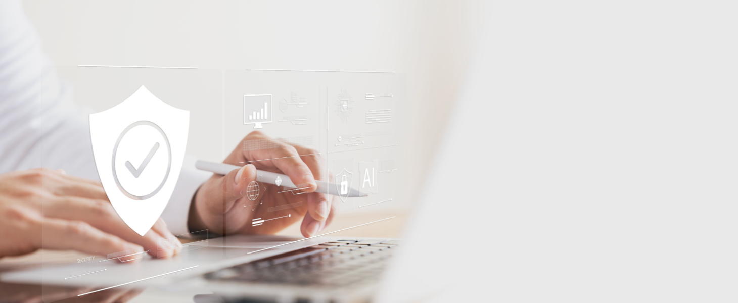 Hand die am Laptop arbeitet mit IT-Symbolen, symbolisch für
