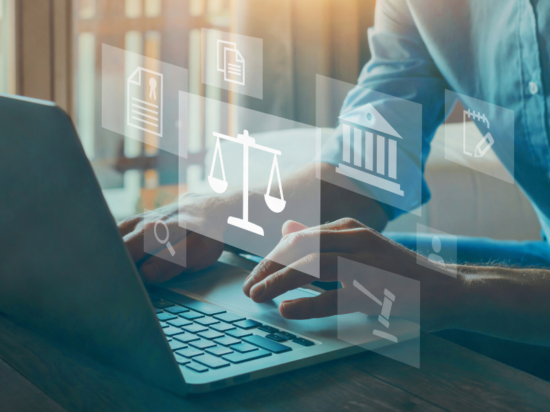 Person arbeitet am Laptop, symbolisch für Regulatorik-Radar