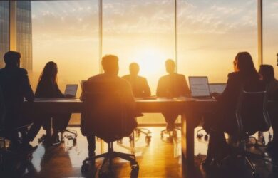 Vielfältige Gruppe von Geschäftsleuten sitzt in einem Konferenzraum mit Panoramablick bei Sonnenuntergang – Symbol für Diversität und Wettbewerbsstärke in der Finanzbranche