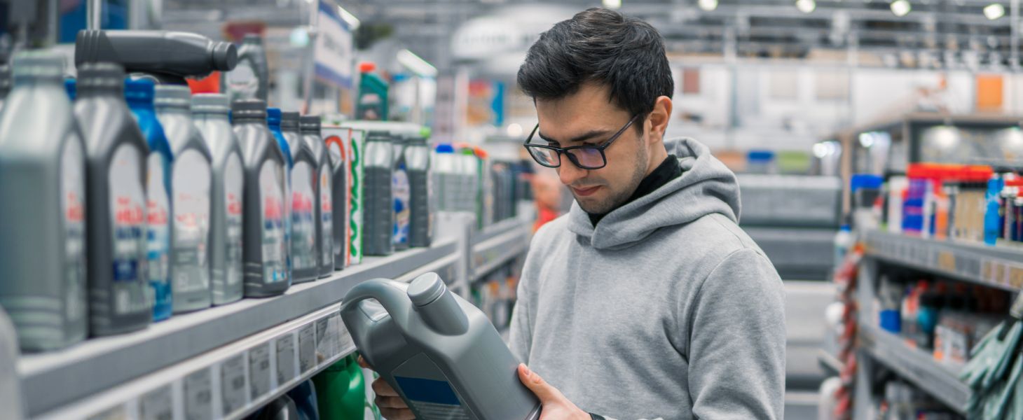 Kunde prüft Produkt im Ladenregal – Symbol für digitale Kundeninteraktion und KI-gestütztes Agent Relationship Management.