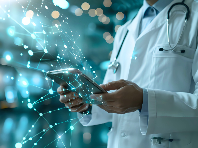Arzt hält Tablet in der Hand mit vernetzten Linien und Punkten, symbolisch für Effizienz, Qualität und Geschwindigkeit durch Multi-Agenten-RAG